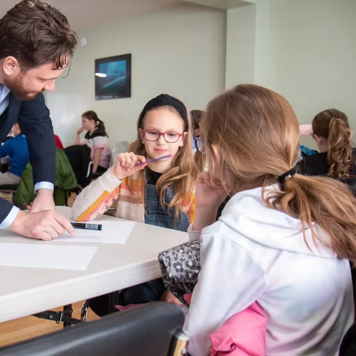 Răzvan Vasile alături de cursanții MBAKids Academy