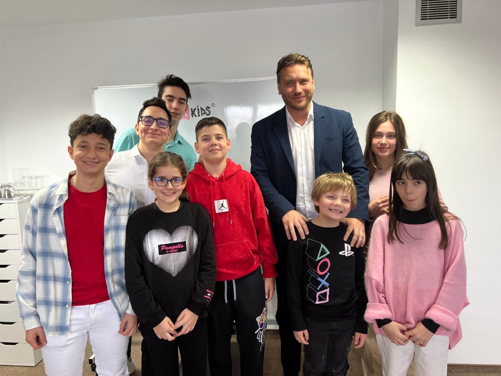 Copii participă la activitate practică MBAKids, cursuri de business pentru cei mici