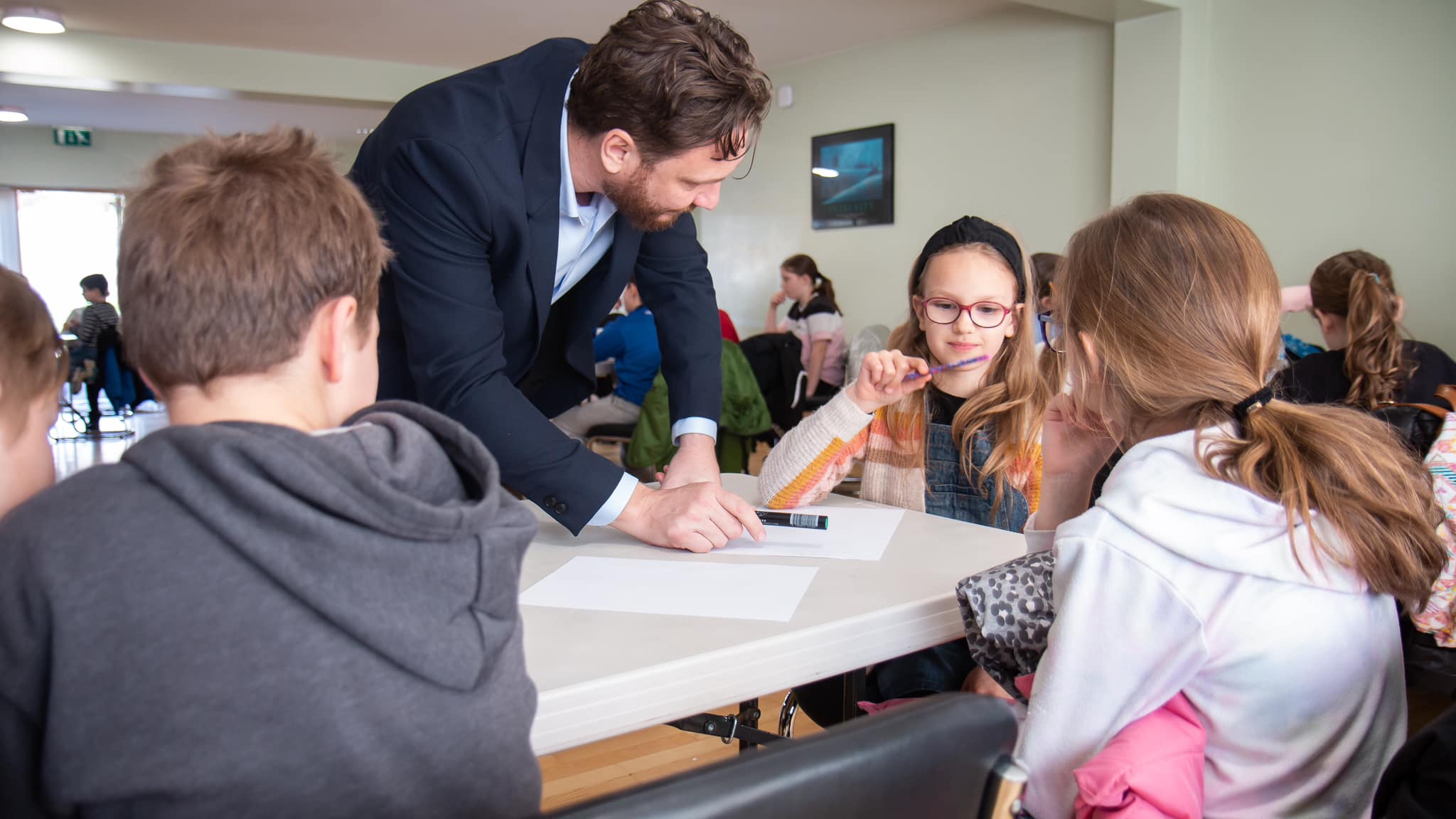 Atmosferă dinamică la MBAKids Academy în timpul cursurilor