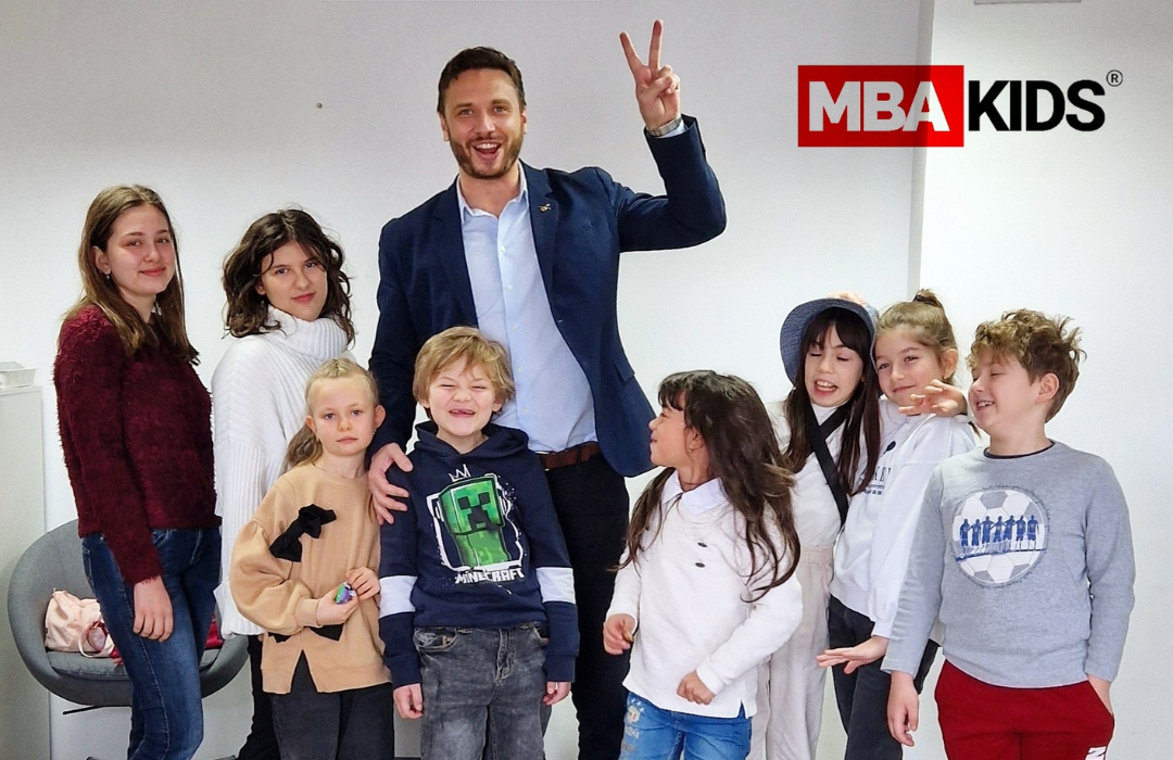 Copii zâmbind la MBAKids Academy, program de educație modernă